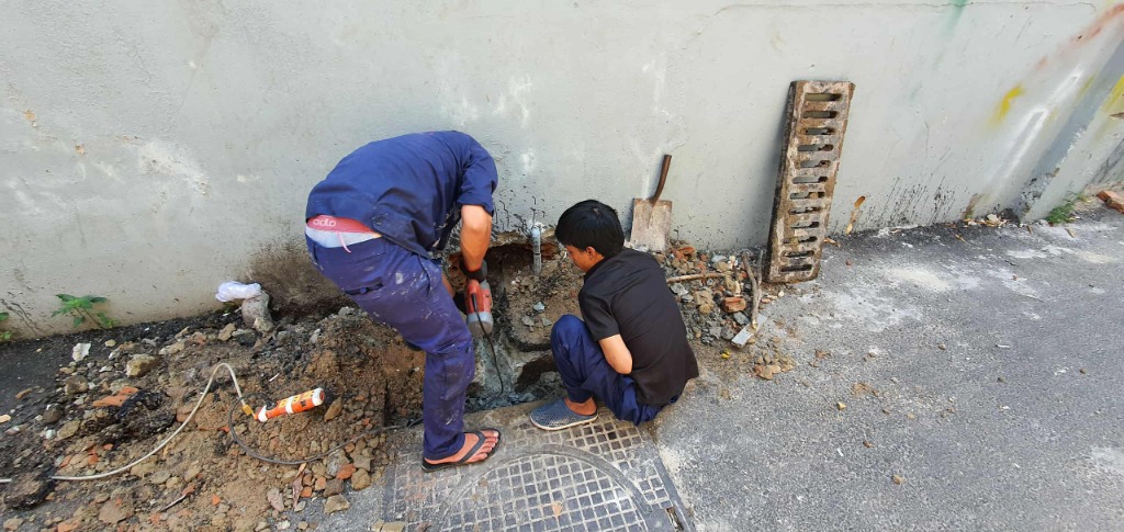 Thông Cống Bằng Máy Lò Xo Chuyên Dụng Nhanh Gọn